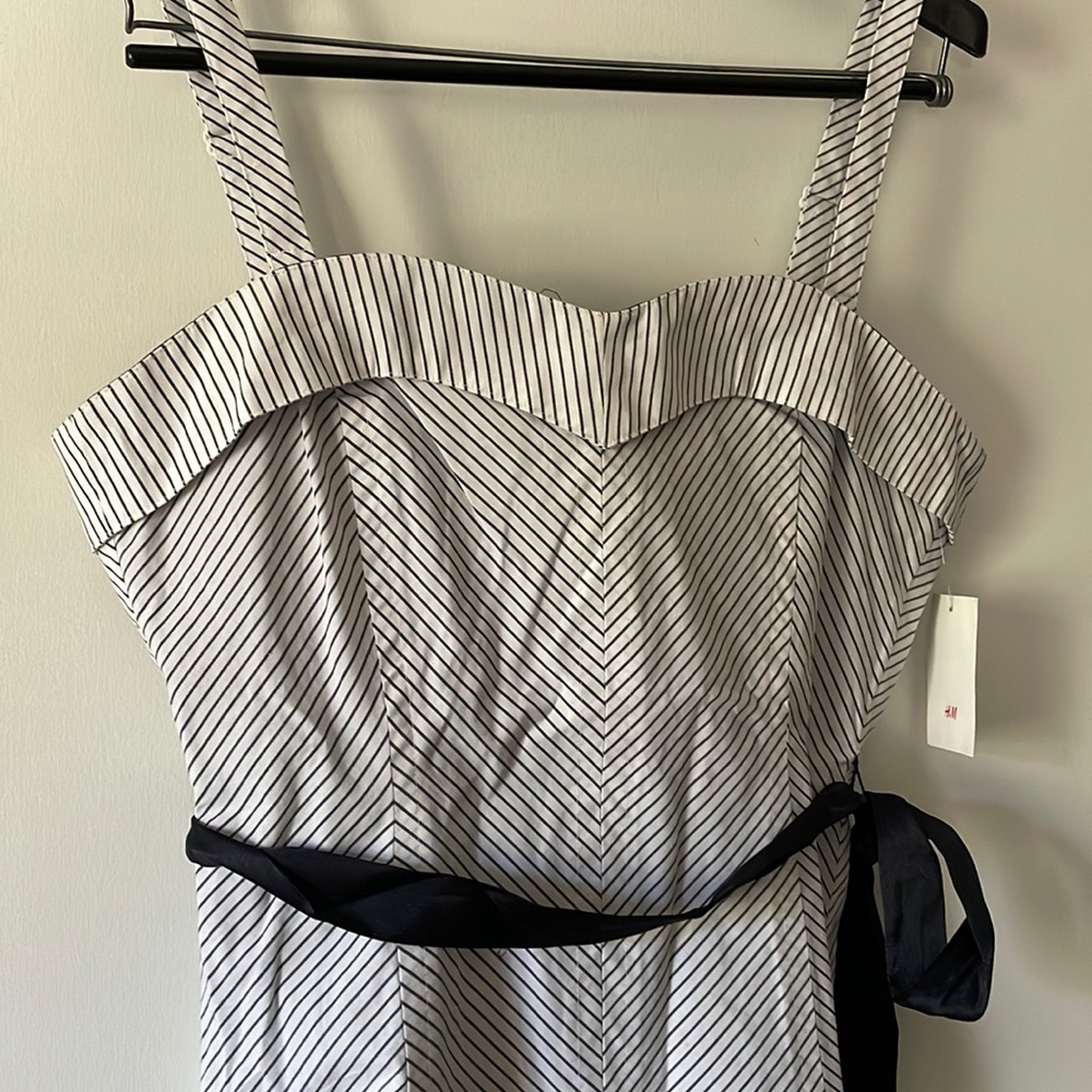 H&M Navy and White Sweetheart Neckline Fitted Tank